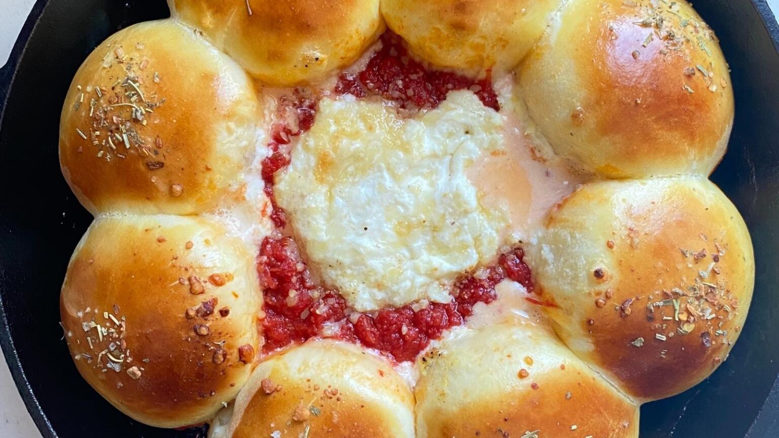 How to make an easy and cheesy pull-apart challah with pizza dip ...